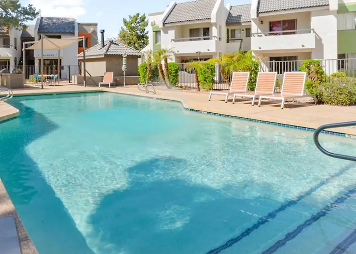 Designer Retreat - King Bed, Pool, Gym