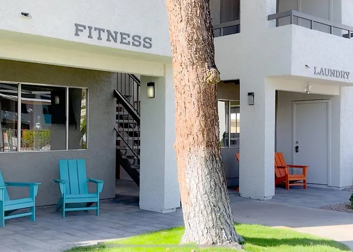 Designer Retreat - King Bed, Pool, Gym